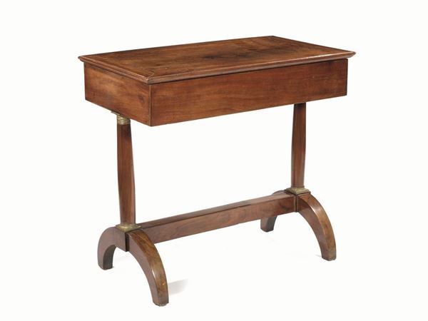 Toilette, Toscana, prima metÃ  sec. XIX, in noce a patina bionda piano rettangolare ad alzarsi, sostegni a colonna, gambe arcuate riunite da traversa, cm 85x49x79
