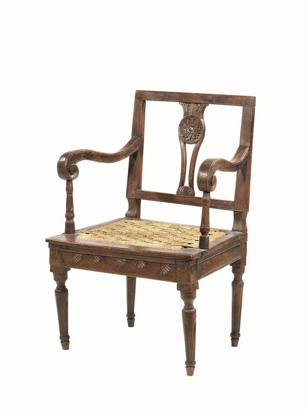 Poltroncina,  Lombardia, fine del XVIII secolo, in noce con schienale a giorno con elemento centrale intagliato, braccioli mossi, gambe troncoconiche scanalate