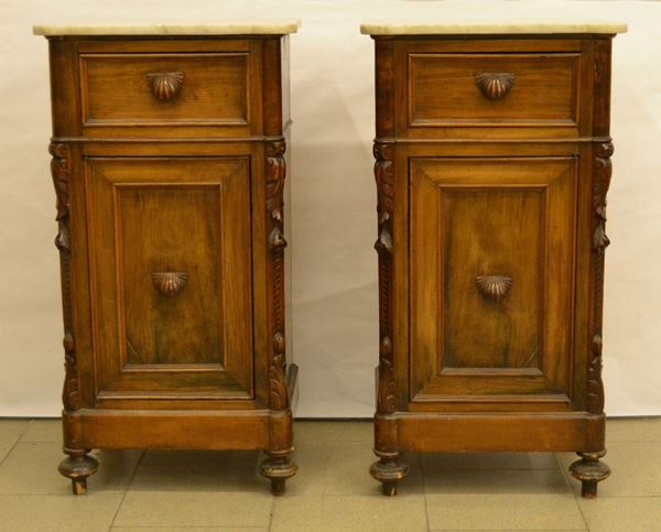 Coppia di comodini, Toscana, sec. XIX, in noce, ad uno sportello ed un cassetto, piano in marmo, piedi a cipolla, cm 50x33x94, difetti ( 2 )