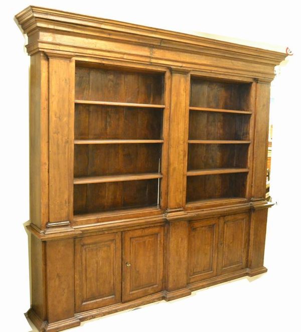Libreria a due corpi, Toscana, in stile 700, in noce, base a quattro sportelli e parte superiore con mensole a giorno, cm 290x44x264, ricostruita con materiale antico