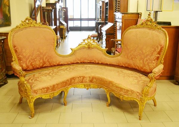 Divano angolare, Toscana, sec. XIX, in legno intagliato e dorato, imbottito e ricoperto in stoffa damascata, cm 226x140x135