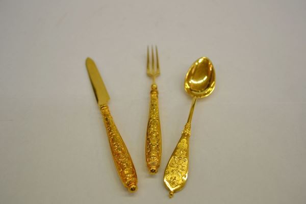 Dodici cucchiaini, dodici forchettine e dodici coltellini da dessert in metallo dorato (36)