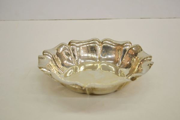 Coppa, in argento, bordo smerlato, diam. cm 23,5, g 190