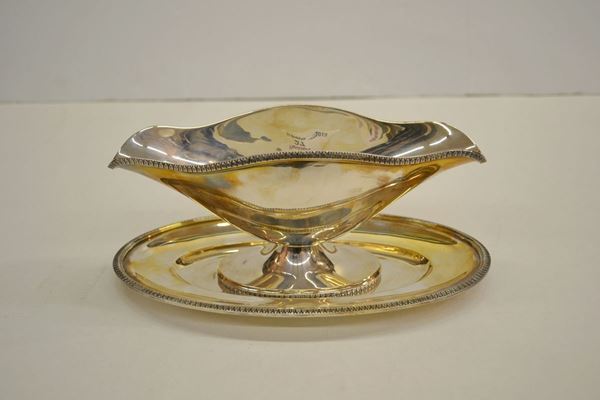 Salsiera di gusto Impero in argento con bordo decorato da piccole foglie, g 610