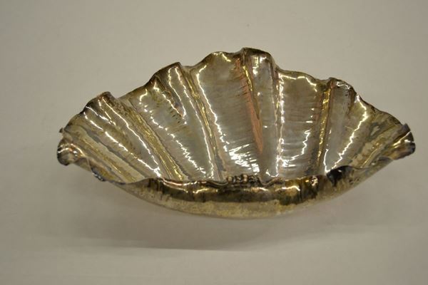 Coppa in argento modellata a conchiglia, g 370  - Asta Arredi, oggetti d'arte, dipinti - Poggio Bracciolini Casa d'Aste