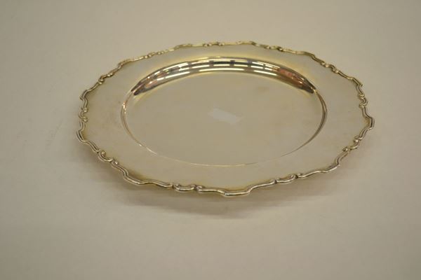 Vassoio di forma circolare, in argento, tesa sagomata, diam. cm 30, g 437