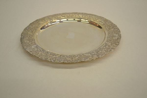 Vassoio di forma circolare, in argento, tesa decorata a fiori, diam. cm 30, g 493
