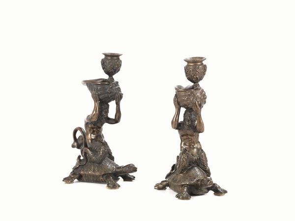 Coppia di candelieri, in bronzo raffiguranti satiro tritone su tartaruga e sostenente una conchiglia, alt. cm 19 (2)