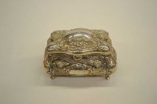 Scatola da tavolo, in argento sbalzato a volute, g 420  - Asta Arredi, oggetti d'arte, dipinti - Poggio Bracciolini Casa d'Aste