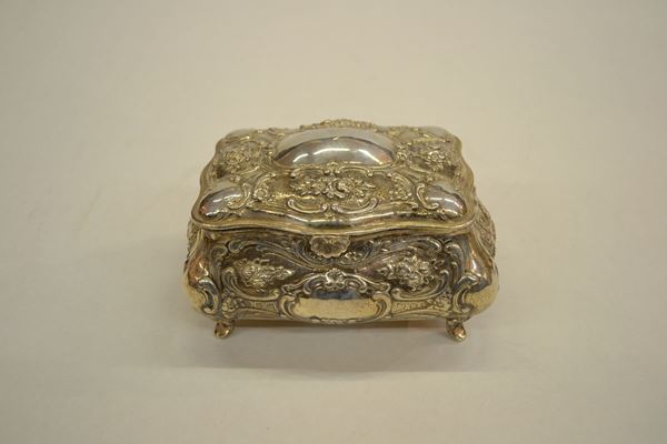 Scatola da tavolo, in argento sbalzato a volute, g 420