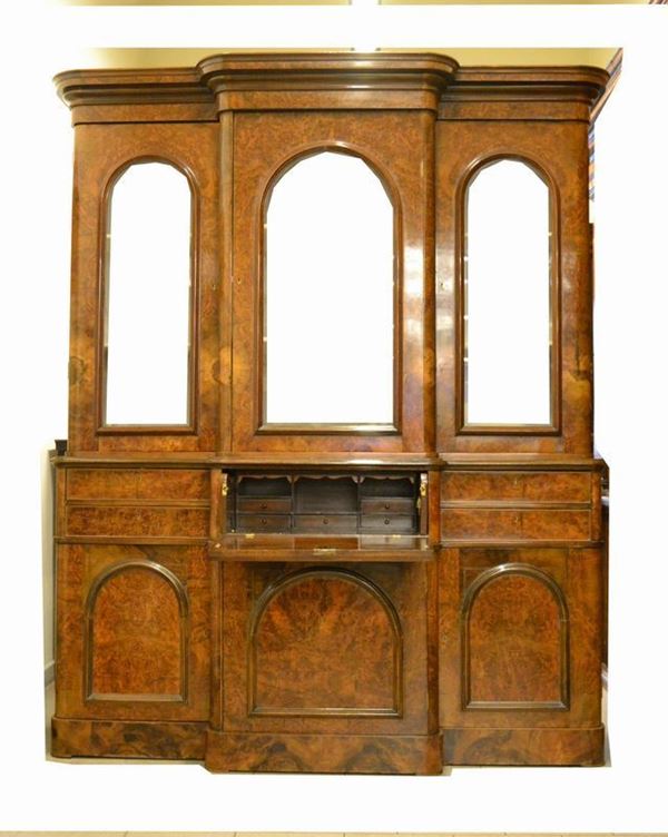 Vetrina doppio corpo, fine sec. XIX, in radica di noce, otto sportelli di cui tre in vetro e uno a scarabattolo, con internamente cassettini e vani a giorno, quattro cassetti, cm 191x70x245, difetti