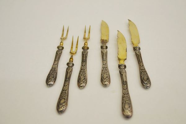 Dodici forchettine e dodici coltellini con presa in metallo argentato sbalzato a fiori (24)