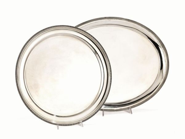 Vassoio in argento di forma ovale con bordi decorati a  foglie lanceolate, diam. cm 46x36, g 1330