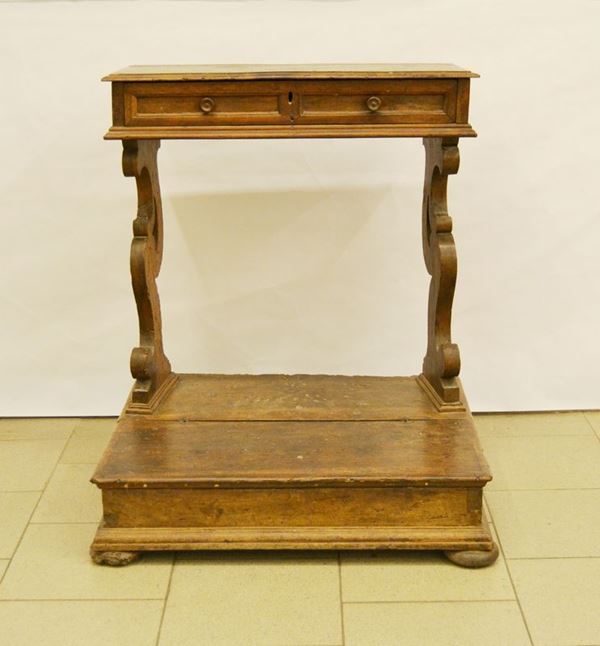 Inginocchiatoio, Toscana, sec. XVIII, in noce, con sostegni sagomati, un cassetto, base con piano da alzarsi, cm 72x60x86