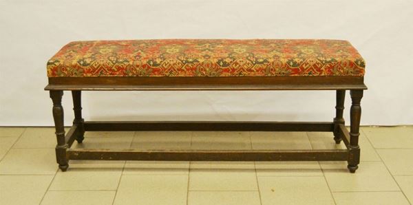 Panchetta da parete, Toscana, sec. XVIII, gambe tornite, seduta imbottita e ricoperta in stoffa rossa, cm 140x40x53, restauri