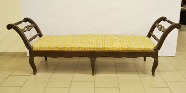 Divano da centro, Italia centrale, sec. XVIII, in noce, laterali a colonne tornite e sagomate, gambe mosse, seduta imbottita e ricoperta in stoffa a fiori, cm 227x60x70