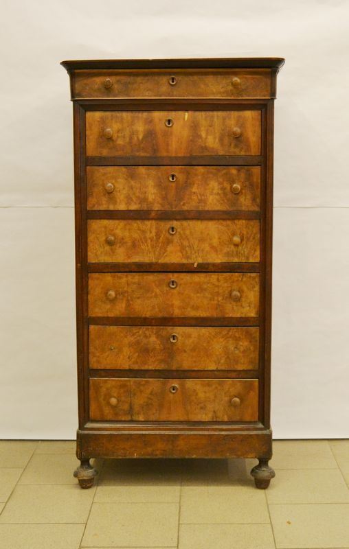 Settimino, Toscana, sec. XIX, in noce, a sette cassetti, gambe tornite, cm 76x42x149, da restaurare