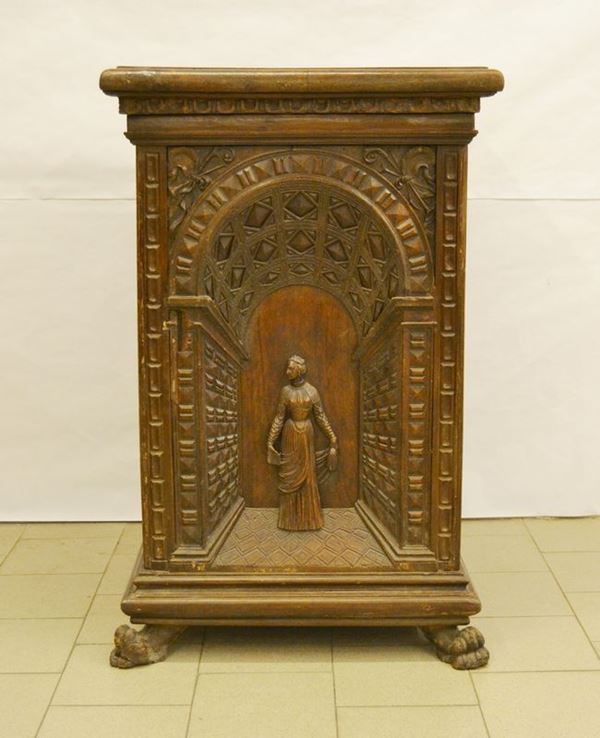 Mobile a colonna, Toscana, sec. XVIII, in noce, con due pannelli intagliati, cm 82x82x130, ricostruito con materiale antico