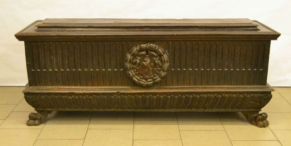 Cassapanca, Toscana, sec. XVII, in noce baccellato, stemma centrale, zampe feline, cm 166x55x66, restauri