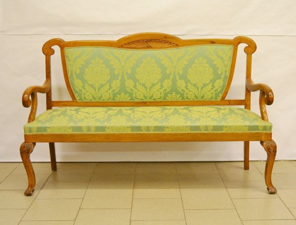 Divano a panchetta, Toscana, primi sec. XX, in noce, braccioli e spalliera sagomati, seduta imbottita in stoffa verde, gambe mosse, cm 150x50x99