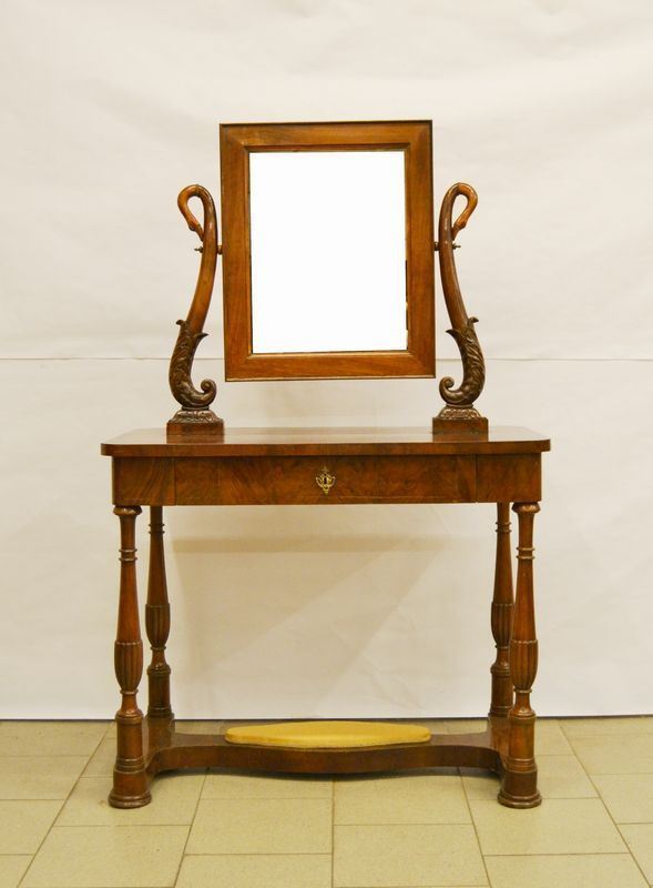 Toilette, Toscana, sec. XIX, in noce, ad un cassetto, sovrastante specchiera a bilico sorretta da laterali a forma di cigno, gambe a birillo riunite da traversa, cm 98x51x154