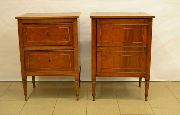 Coppia di comodini, Luigi XVI, in noce filettato, uno con due cassetti e l'altro con sportello, gambe troncopiramidali, cm 58,5x44x84 ( 2 )