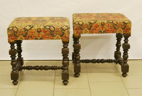 Coppia di panchetti, Toscana, sec. XVII, a rocchetto, in noce, gambe tornite, sedute imbottite e ricoperte in stoffa rossa, cm 50x42x52