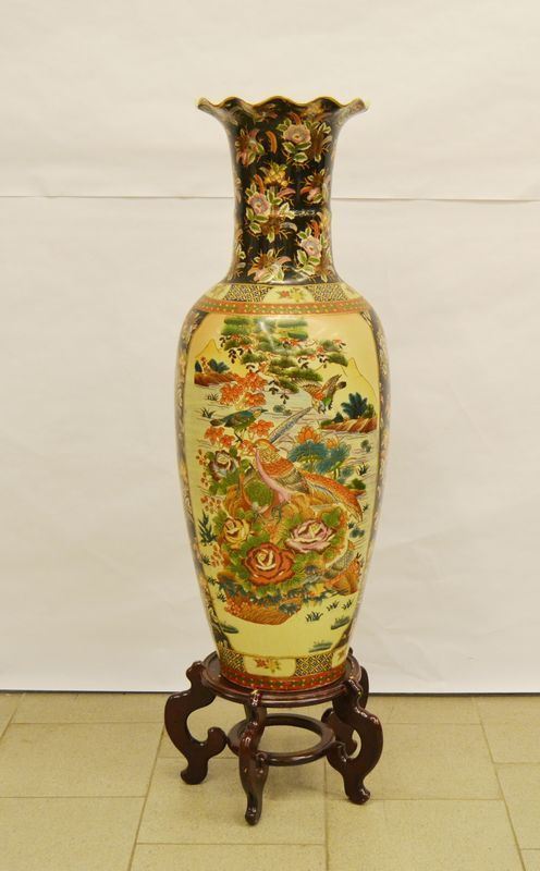 Vaso, sec. XX, arte orientale, in ceramica decorata a PAESAGGIO E FIORI, su base in legno, alt. cm 114