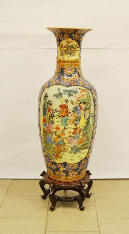 Vaso, sec. XX, arte orientale, in ceramica decorata a FIGURE, su base in legno, alt. cm 110