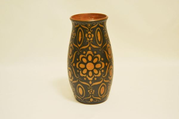 Galileo Chini ( Firenze 1873-1956 ) VASO, in terracotta, decorato a fiori stilizzati, marcato sul fondo CHINI e CO. MUGELLO, ITALIA, numerato 2492, alt. cm 30, difetti