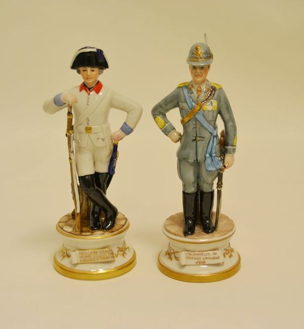 Coppia di statuette, sec. XX, in porcellana Capodimonte, COLONNELLO IN GRANDE UNIFORME e FUCILIERE GUARDIA DI FINANZA, entro astuccio, alt. cm 21 ( 2 )