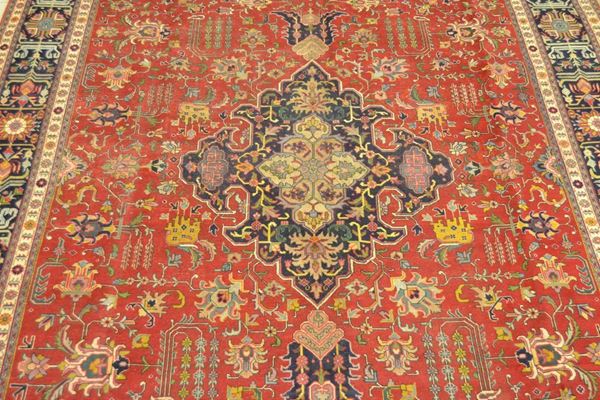 Tappeto persiano TABRIZ, fondo rosso, disegno afshan, bordura blu di vecchia manifattura, cm 390x295