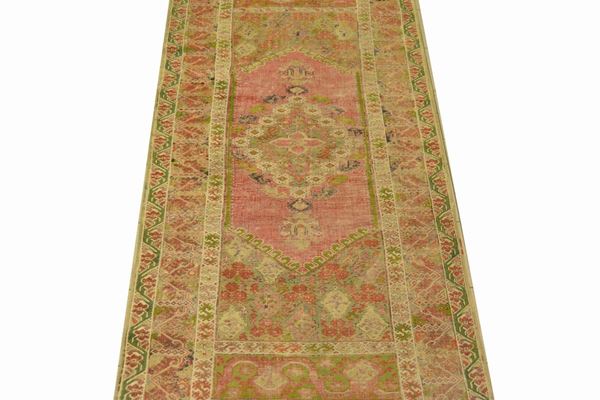 Tappeto, Turchia Ghiordes, sec. XVIII, fondo rosa e verde, cm 265x125