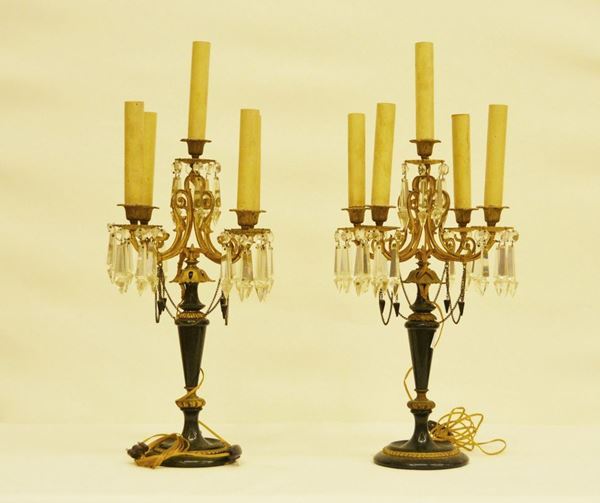 Coppia di lumi da tavolo, sec. XX, a quattro bracci in metallo dorato, con gocce in cristallo, base e colonna in marmo, alt. cm 62 ( 2 )