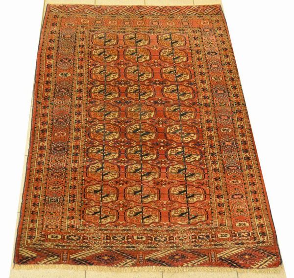 Tappeto turcomanno, Tekke Bukara, sec. XIX, fondo rosso e arancio, cm 165x105