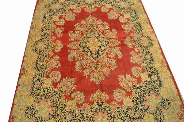 Tappeto, Persia, sec. XIX, fondo rosso con medaglione blu e azzurro, cm 350x270