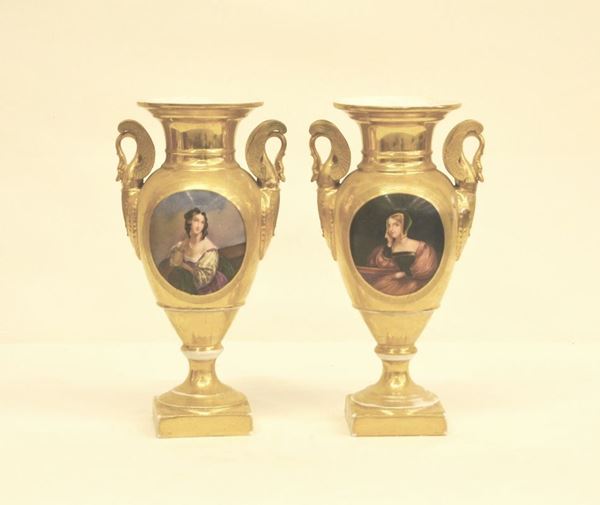 Coppia di vasi, Francia, sec. XIX, in porcellana, con medaglioni centrali raffiguranti FIGURE FEMMINILI, alt. cm 28, restauri ( 2 )