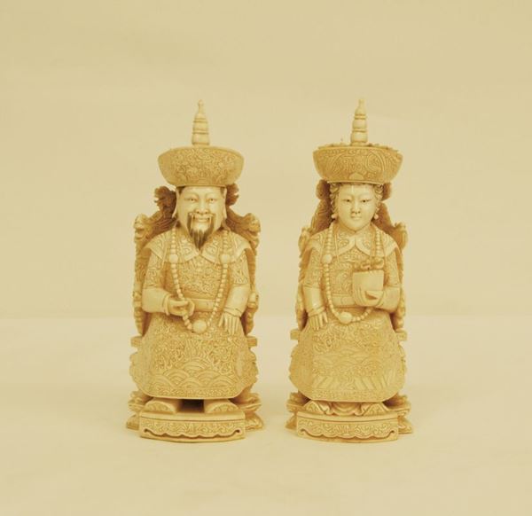 Due sculture, Cina, sec. XIX, in avorio, IMPERATORE E IMPERATRICE, alt. cm 23 ( 2 )  - Asta Arredi, oggetti d'arte, dipinti - Poggio Bracciolini Casa d'Aste