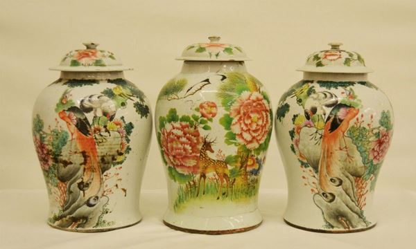Tre potiche, Cina, sec. XIX, in ceramica smaltata, decorate a PAESAGGI E ANIMALI, alt. cm 40 ( 3 )
