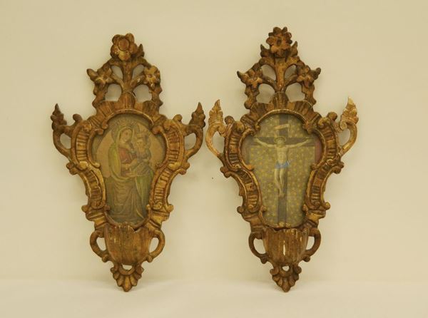 Coppia di acquasantiere, Marche, sec. XVIII, in legno intagliato a mecca, alt. cm 38, restauri