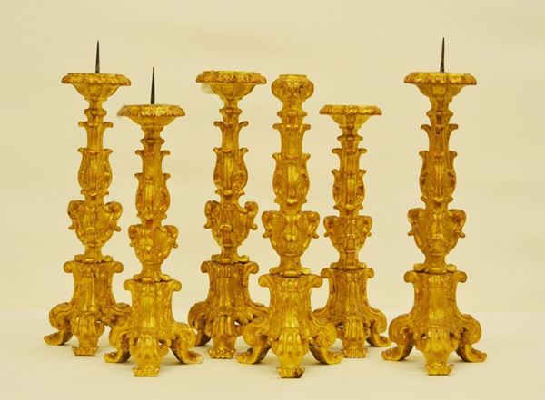 Lotto composto da: cinque candelieri e un portacroce, Toscana, sec. XVIII, in legno intagliato e dorato, alt. cm 38 e cm 34, mancanze ( 6 )