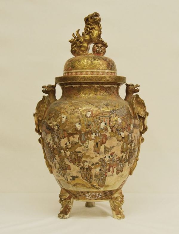 Potiche, Giappone, sec. XIX, in ceramica dorata, decorata a FIGURE E PAESAGGI, manici a forma di drago, alt. cm 78, rotture