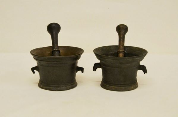 Due mortai, sec. XVII, in bronzo, completi di batacchio, diam. cm 14, alt. cm 9,5 ( 2 )