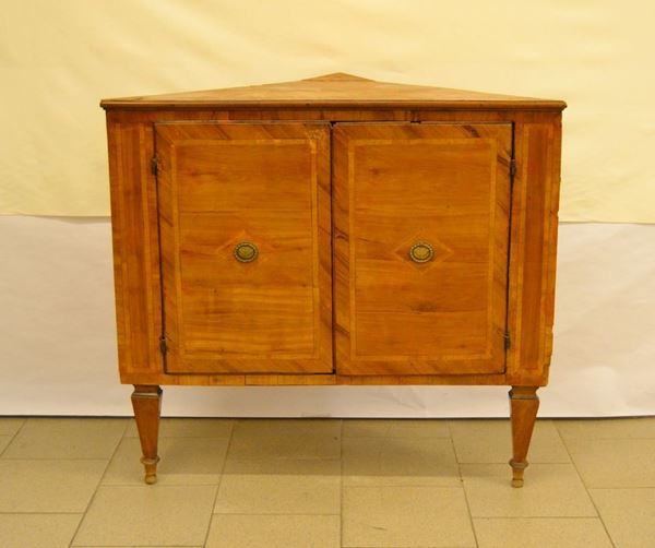 Angoliera, Luigi XVI, in noce filettato, due sportelli, gambe troncopiramidali, cm 103x51x95, difetti e mancanze  - Asta Arredi, oggetti d'arte, dipinti - Poggio Bracciolini Casa d'Aste
