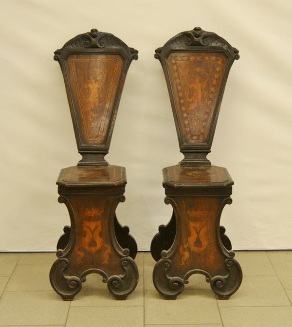 Coppia di panchetti, Italia centrale, sec. XVIII, in noce filettato con spalliere alte, piedi sagomati, cm 29x40x108  - Asta Arredi, oggetti d'arte, dipinti - Poggio Bracciolini Casa d'Aste