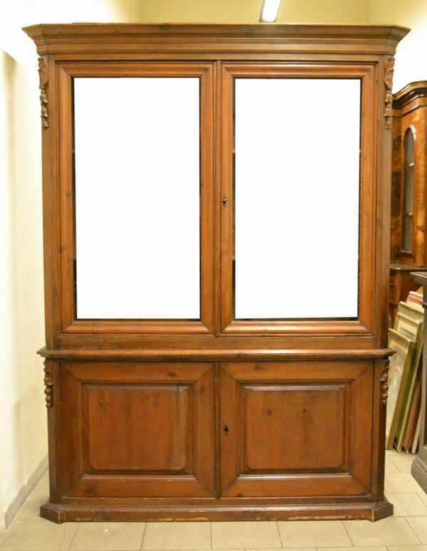 Mobile vetrina a due corpi, Toscana, sec. XIX, in abete, quattro sportelli, due dei quali in vetro, cm 164x40x220  - Asta Arredi, oggetti d'arte, dipinti - Poggio Bracciolini Casa d'Aste