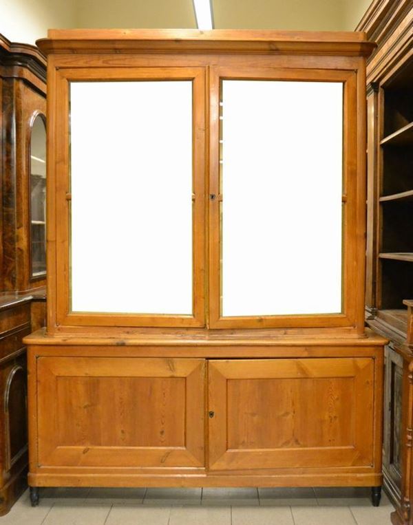 Mobile vetrina a due corpi, Toscana, sec. XIX, in legno dolce, a quattro sportelli, due dei quali in vetro, cm 183x46x241