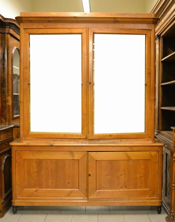 Mobile vetrina a due corpi, Toscana, sec. XIX, in legno dolce, a quattro sportelli, due dei quali in vetro, cm 183x46x241  - Asta Arredi, oggetti d'arte, dipinti - Poggio Bracciolini Casa d'Aste
