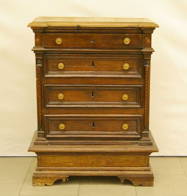 Credenzino, Toscana, sec. XVIII, in noce, a quattro cassetti, base intarsiata, cm 66x32x86, restauri