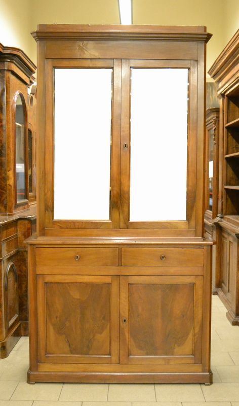 Mobile vetrina a due corpi, Toscana, sec. XIX, in noce, a quattro sportelli, due cassetti, cm 124x47x234